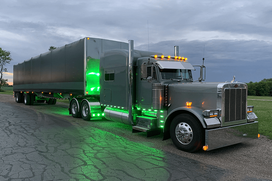 Cargo hauling truck